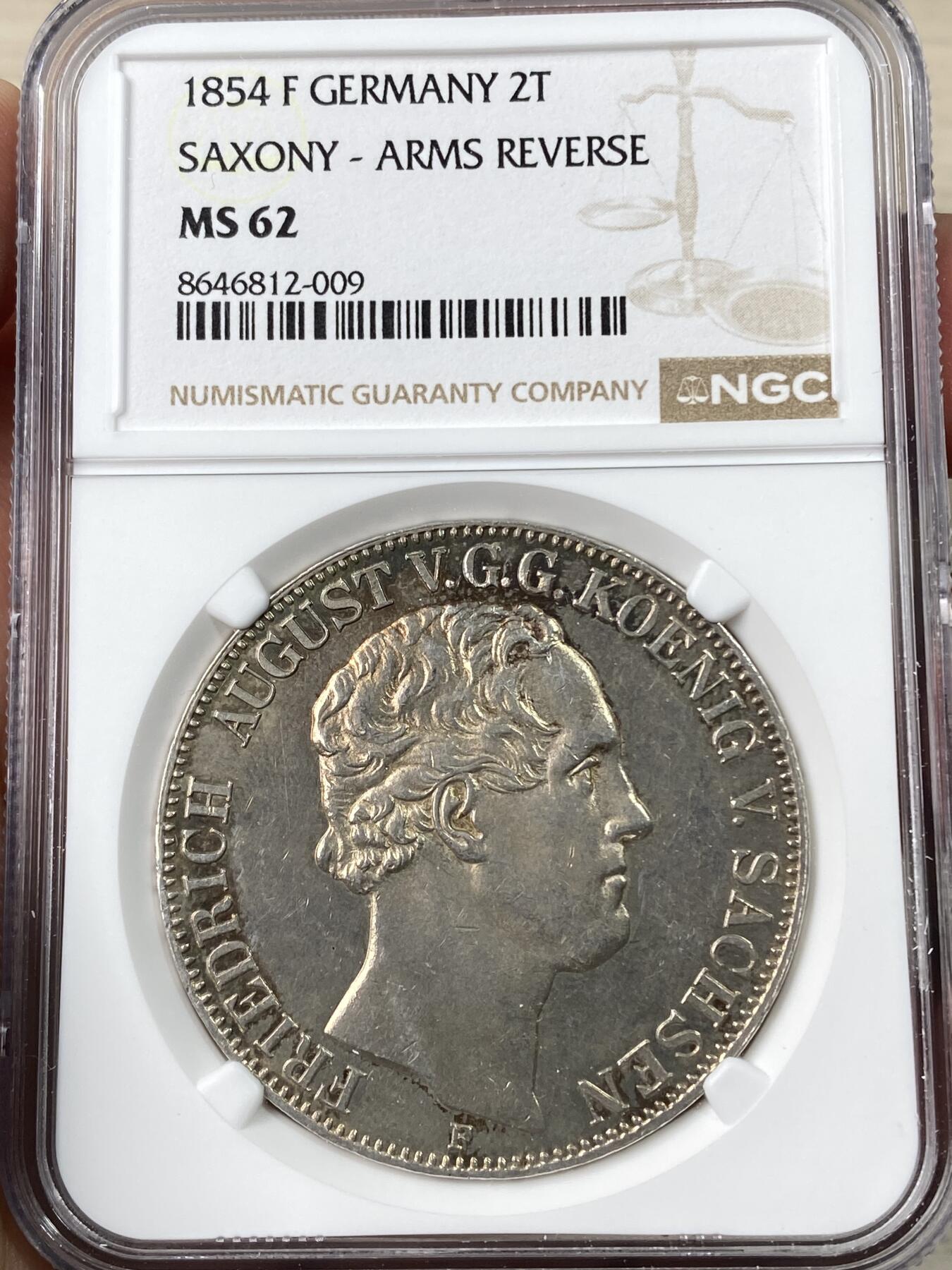 万国钱币拍卖第063期 NGC MS62 1854年德国萨克森奥古斯特五世纹章2泰勒 好品难得的早期萨克森流通2t 原味香槟金孔雀蓝环彩极美 NGC亚军分更高仅一枚