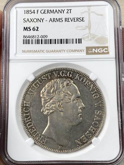 万国钱币拍卖第063期 - NGC MS62 1854年德国萨克森奥古斯特五世纹章2泰勒 好品难得的早期萨克森流通2t 原味香槟金孔雀蓝环彩极美 NGC亚军分更高仅一枚