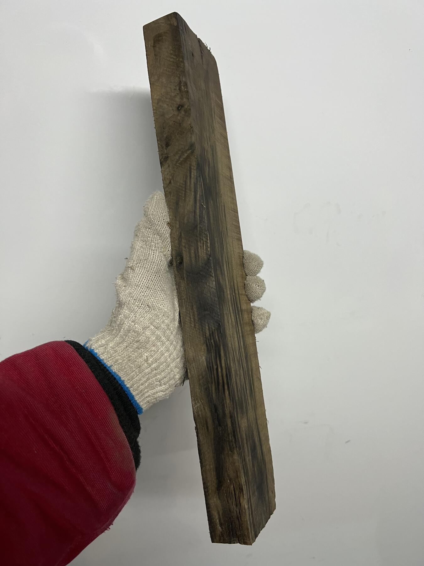 零元拍：NO.4金丝楠阴沉料，切镇尺做牌子，无需打磨就已经金光闪闪。切牌子，做镇尺，干泡台。满金丝药香，尺寸约：37.5/7/2.9CM。