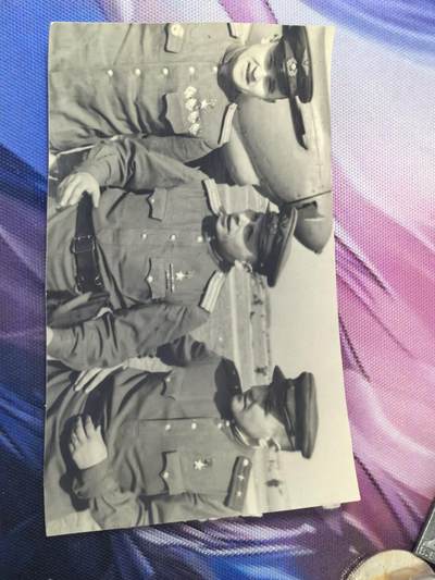 苏联勋章奖章拍卖 本次有亚捏，苏联艺术家，2次英雄的奖状，国际运动员全套等好货 不要错过 3月20日晚上九点结束在麦稀奇 找不到的加我qq或者微信都是184277308备注苏章拍卖。 - 三位苏联英雄在一起的照片 10.5*7 在机场拍摄