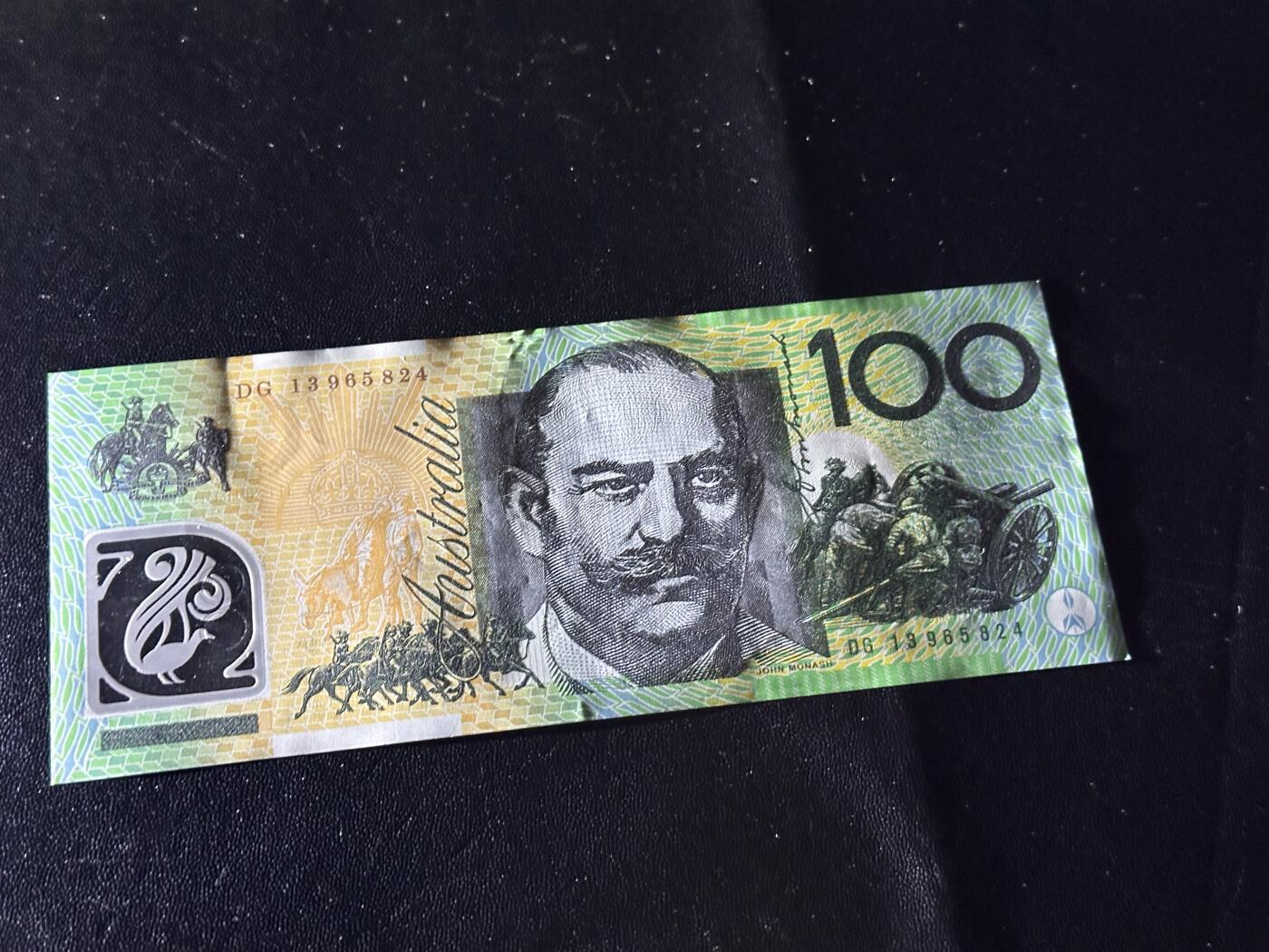 《外钞收藏家》第六百一十九期（精品场）（长期征集拍品、欢迎藏友们联系合作） 2013年澳大利亚100元 全新 边角轻微不绝