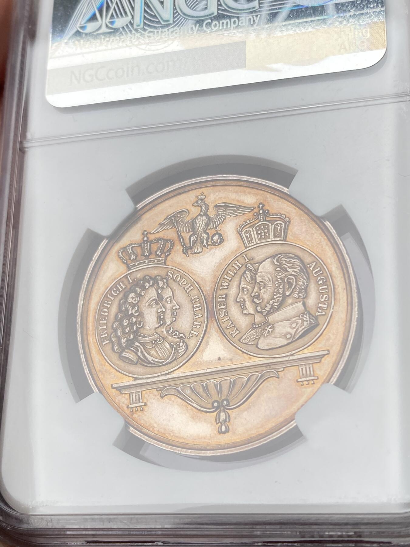 万国钱币拍卖第063期 NGC MS61 1901年德国普鲁士建国200周年纪念银章 通体金彩 正面威廉二世夫妇像 背面腓特烈一世与威廉一世夫妇像 帝国鹰在上方祝福帝国 绝对的珍稀罕见品种唯一入盒冠军分