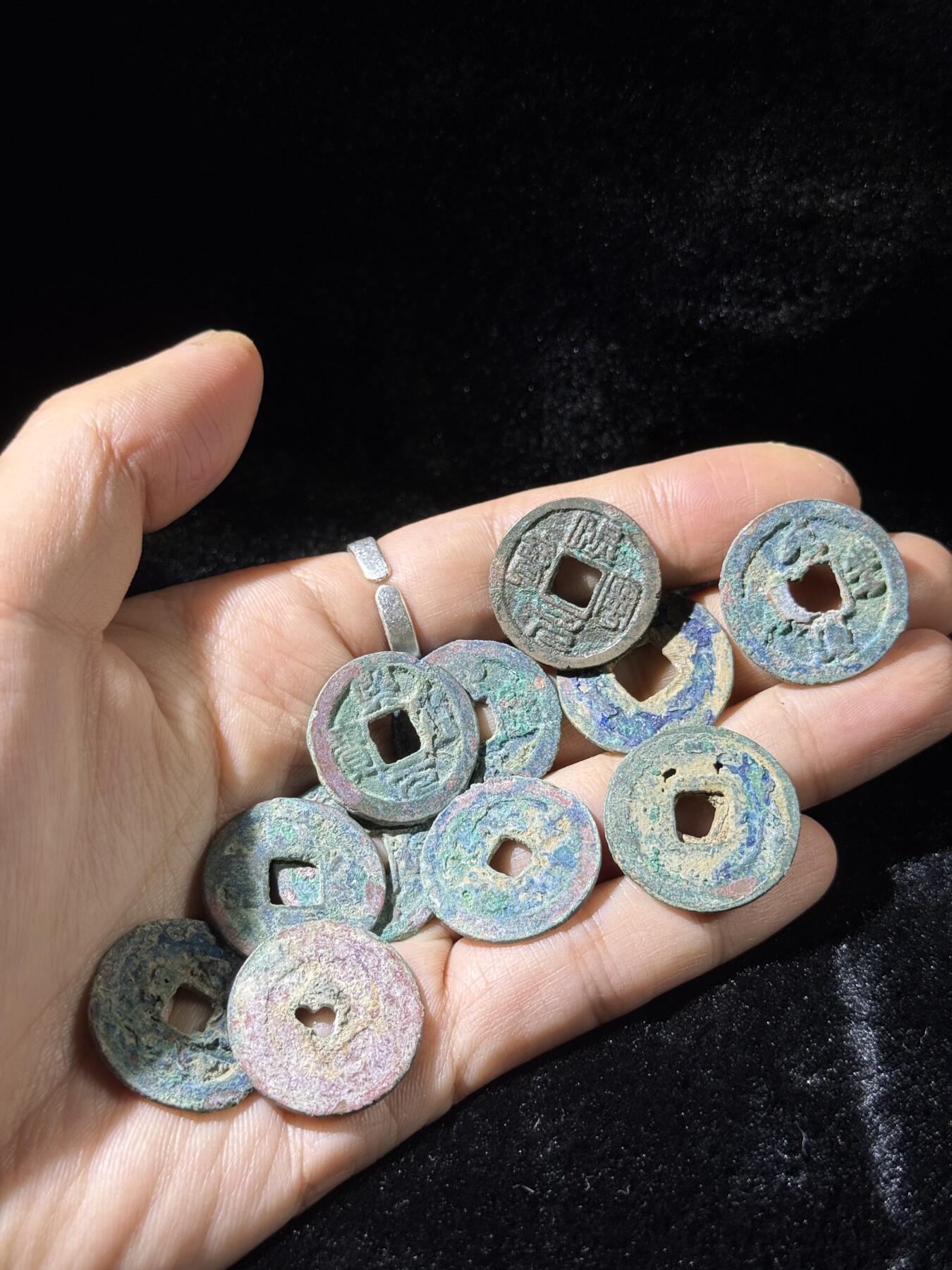 戎马世界章牌大赏，铜钱场 宋小平钱一组，未清理