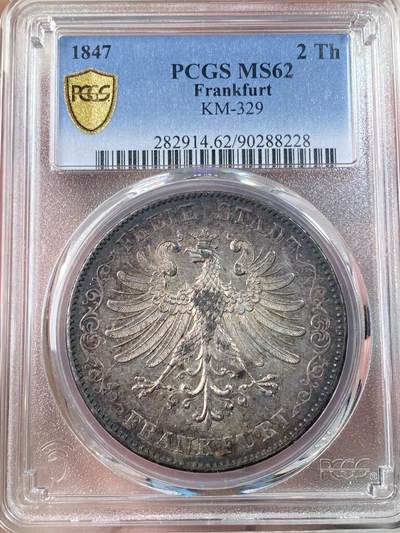 万国钱币拍卖第063期 - PCGS MS62 1847年法兰克福自由市鹰徽流通2泰勒 仅发行70920枚且流通充分 正面是象征法兰克福的雄鹰 背面采用橡叶结合面值设计 原味火烧云渐变玫瑰彩包浆极美 极其难得的典藏品质