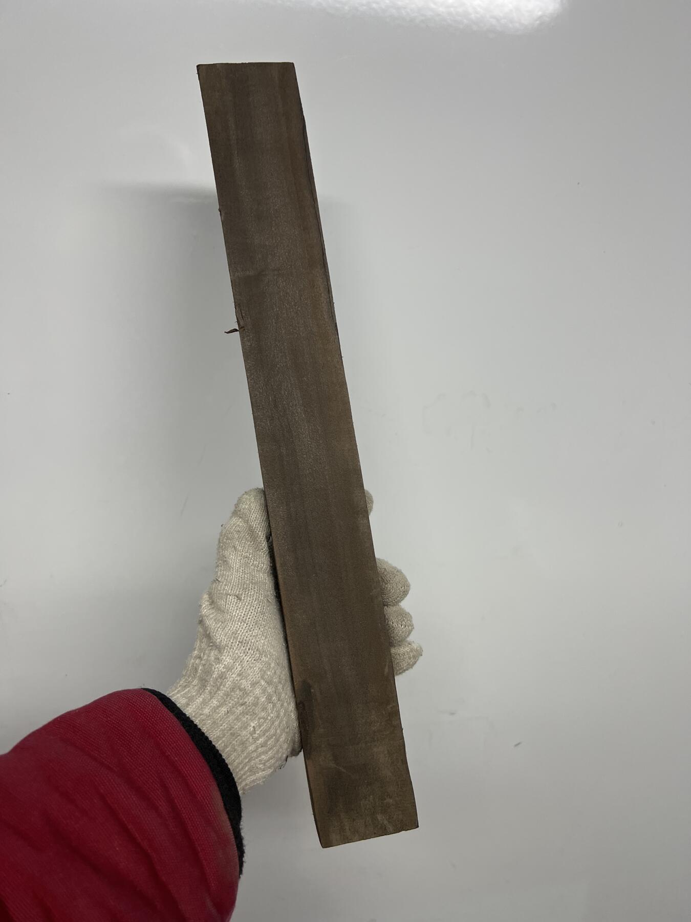 零元拍：NO.3金丝楠阴沉料，切镇尺做牌子，无需打磨就已经金光闪闪。切牌子，做镇尺，干泡台。满金丝药香，尺寸约：40/5/3.7CM。