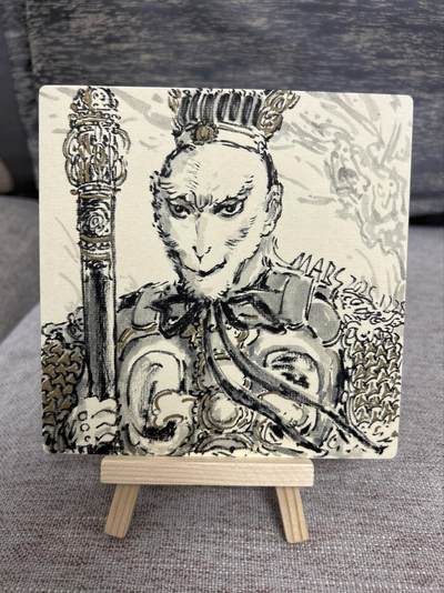 喜灰玩卡拍卖第五期，接拍品0佣金，欢迎送拍，释放现金流，让自己有资金可以购买更多喜欢的卡牌，让别的卡友能淘到更多心仪的卡牌 - 秦嘉裕老师 手绘 齐天大圣 14cmX14cm