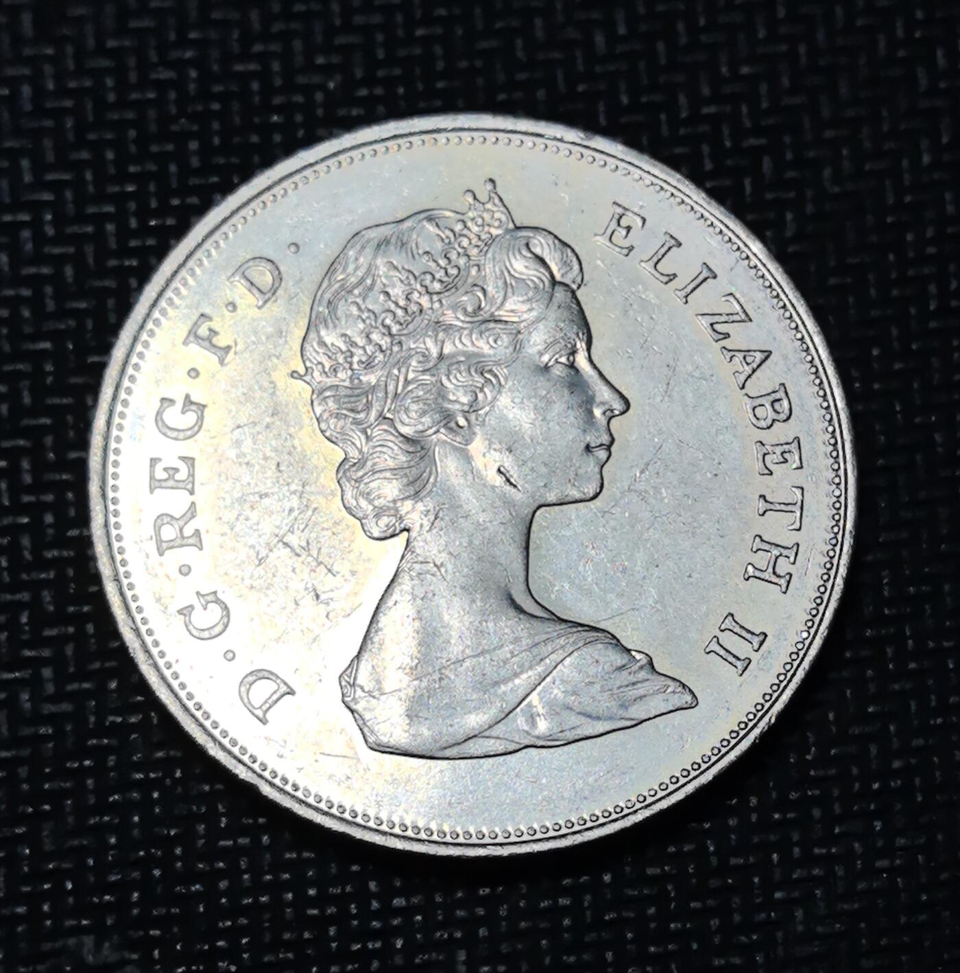 外国优质老铜币银币苏联纪念章，每周六晚九点倒数截拍，满百包邮可寄存，持续收拍 英国1981年查尔斯王子与戴安娜王妃大婚纪念克朗币，正面为伊丽莎白二世头像，背面镌刻王室新人肖像，见证英国王室重要时刻，是英联邦王室题材纪念币的经典入门藏品。