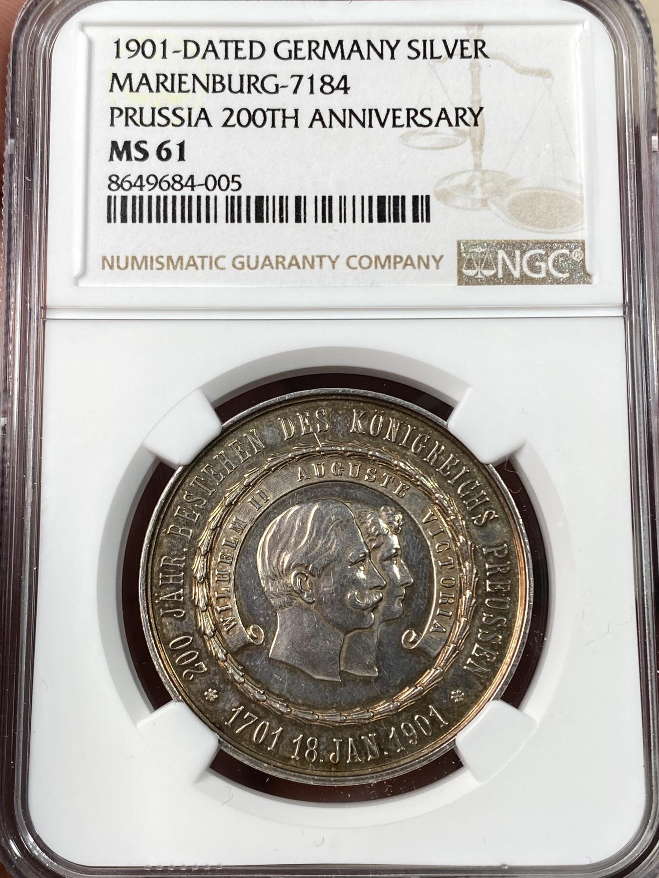 万国钱币拍卖第063期 NGC MS61 1901年德国普鲁士建国200周年纪念银章 通体金彩 正面威廉二世夫妇像 背面腓特烈一世与威廉一世夫妇像 帝国鹰在上方祝福帝国 绝对的珍稀罕见品种唯一入盒冠军分