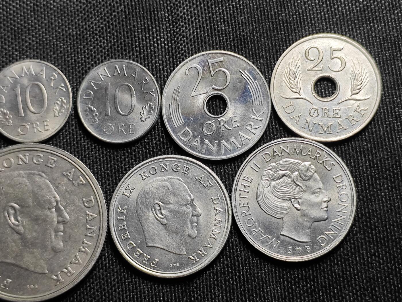 KK钱币收藏小铺   套币专场 2月预留时间 周末发货  丹麦男头女王大小面值各一套 含好品