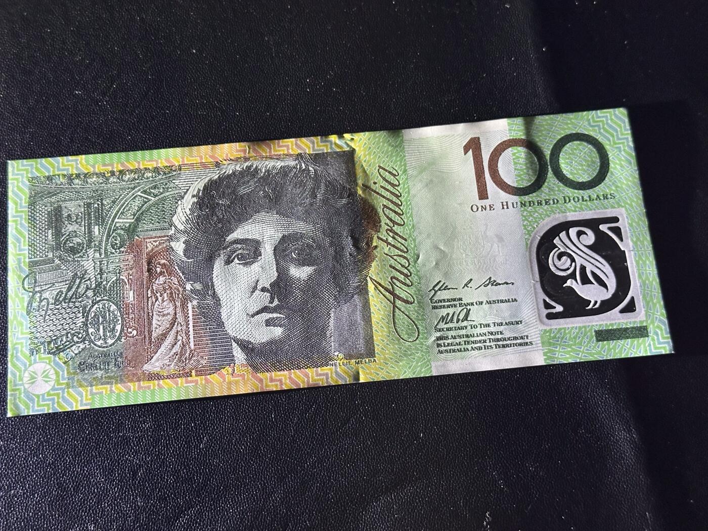 《外钞收藏家》第六百一十九期（精品场）（长期征集拍品、欢迎藏友们联系合作） 2013年澳大利亚100元 全新 边角轻微不绝