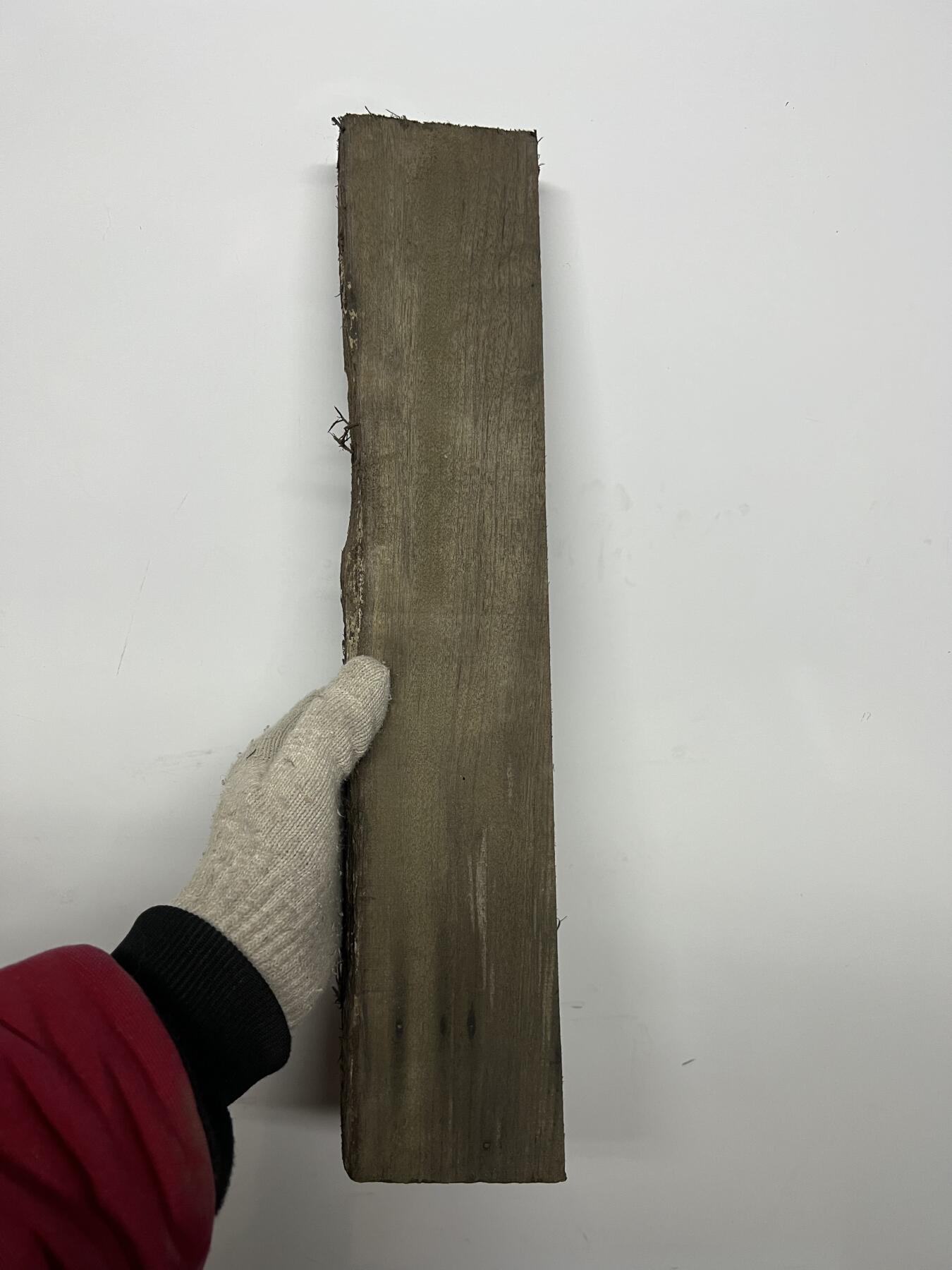 零元拍：NO.2金丝楠阴沉料，切镇尺做牌子，无需打磨就已经金光闪闪。切牌子，做镇尺，干泡台。满金丝药香，尺寸约：42/7.5/3.7CM。