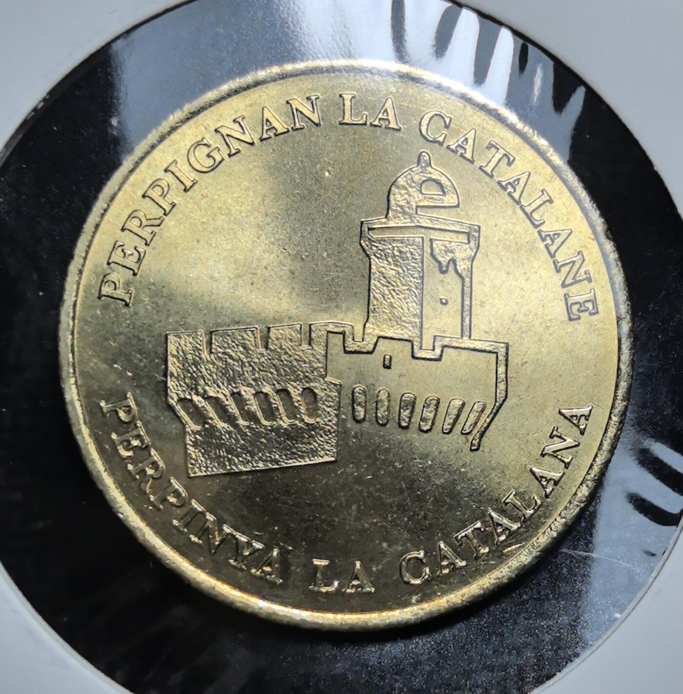 外国优质老铜币银币苏联纪念章，每周六晚九点倒数截拍，满百包邮可寄存，持续收拍 法国1998 年佩皮尼昂地区 1 欧元纪念币，正面标注城市活动日期与欧元符号，背面刻加泰罗尼亚风格城堡，双语铭文凸显地域文化，是欧洲城市纪念代币收藏的小众特色品。