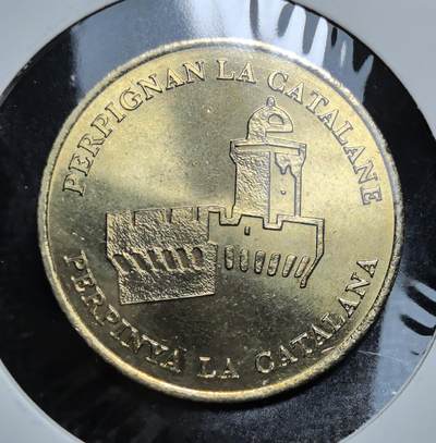 外国优质老铜币银币苏联纪念章，每周六晚九点倒数截拍，满百包邮可寄存，持续收拍 - 法国1998 年佩皮尼昂地区 1 欧元纪念币，正面标注城市活动日期与欧元符号，背面刻加泰罗尼亚风格城堡，双语铭文凸显地域文化，是欧洲城市纪念代币收藏的小众特色品。