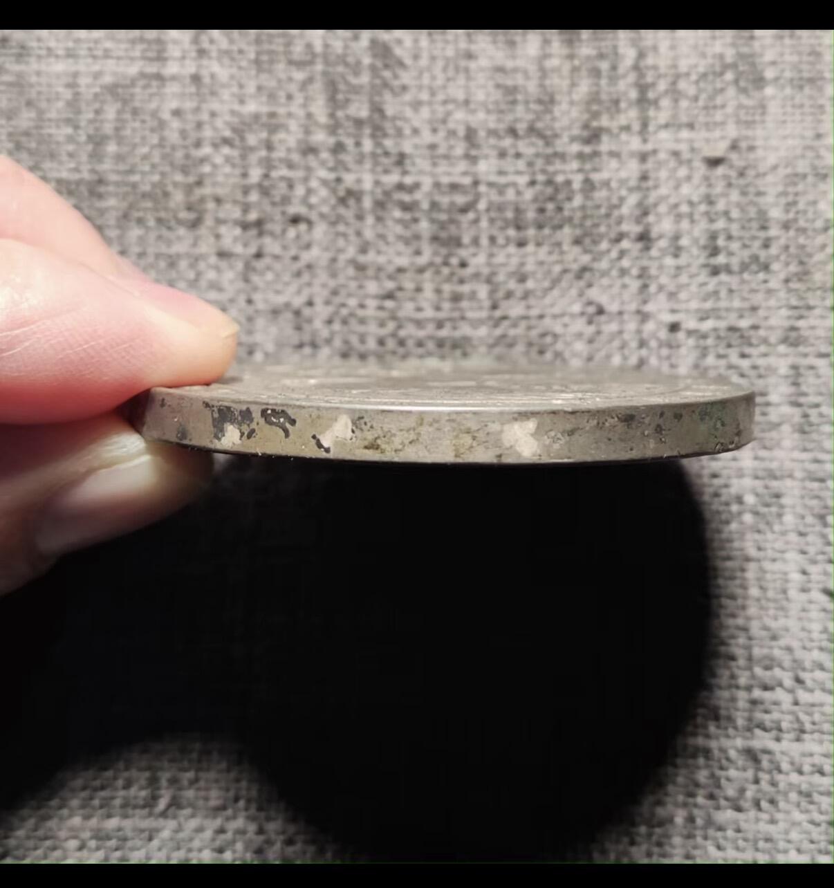 百年历史：自然百年氧化）巴黎和会纪念银章  保养的非常好！（没有任何翻新和清洗）  日本以1919年巴黎和会为主题，特别是凡尔赛条约的签订。银章尺寸为55mm，重量94.5g，银成色90%，由饭田仁三郎、佐藤磐分别设计。