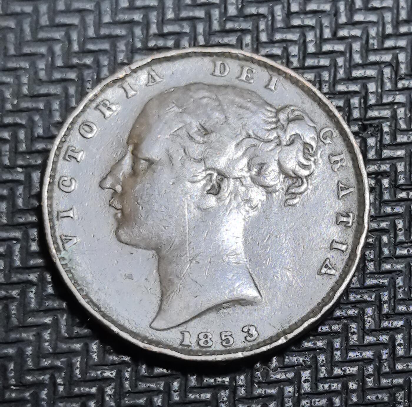 外国优质老铜币银币苏联纪念章，每周六晚九点倒数截拍，满百包邮可寄存，持续收拍 英国维多利亚时期1853年法新铜币，正面为维多利亚女王头像，背面是象征不列颠的坐像女神，见证了英国维多利亚时代的货币体系与殖民扩张历史。