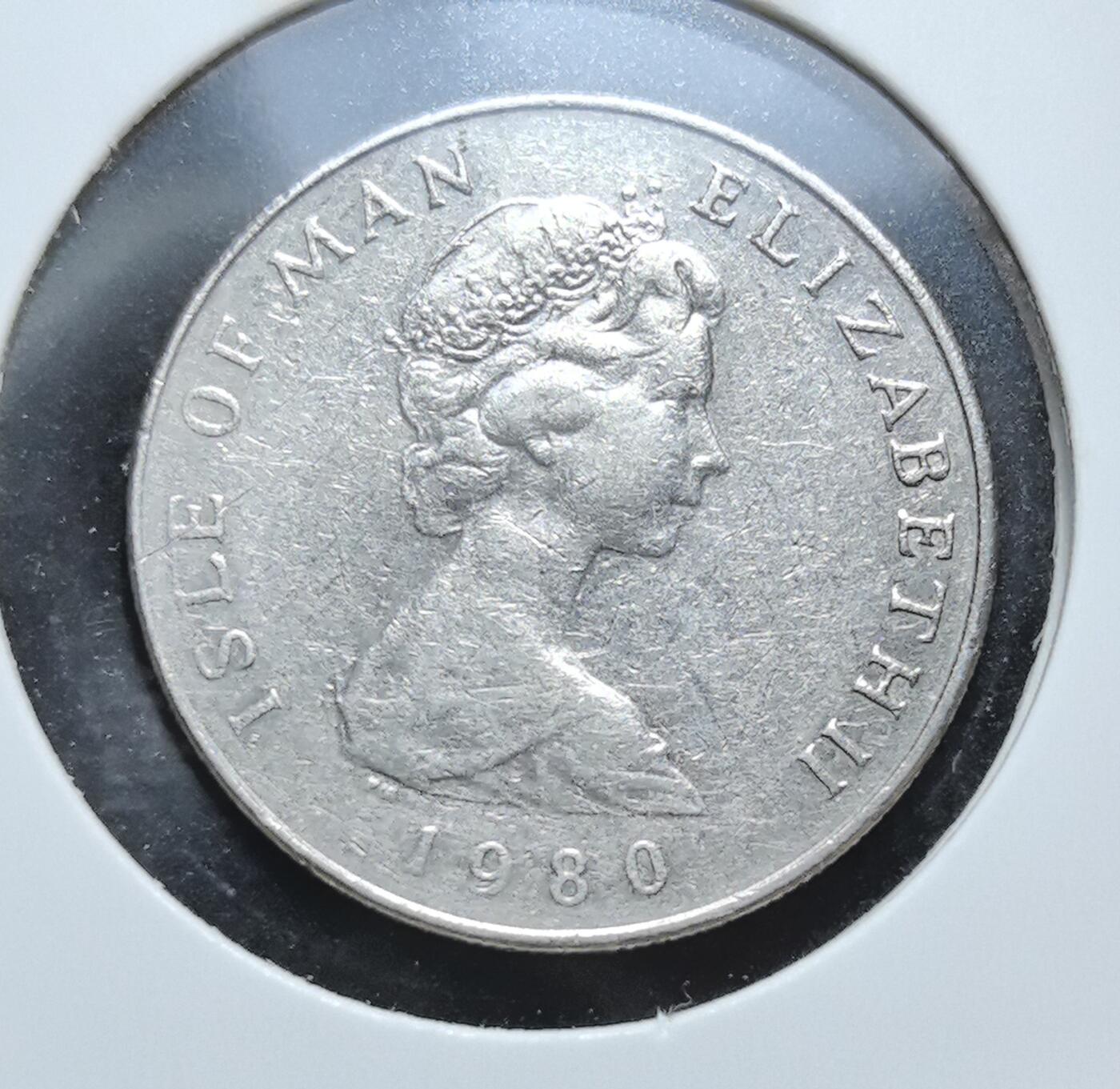 外国优质老铜币银币苏联纪念章，每周六晚九点倒数截拍，满百包邮可寄存，持续收拍 马恩岛1980年洛格特羊5便士，正面为伊丽莎白二世头像，背面是马恩岛象征 “洛格特羊”（四角羊）纹章，彰显其独特民俗文化与英国皇家属地的货币特色。