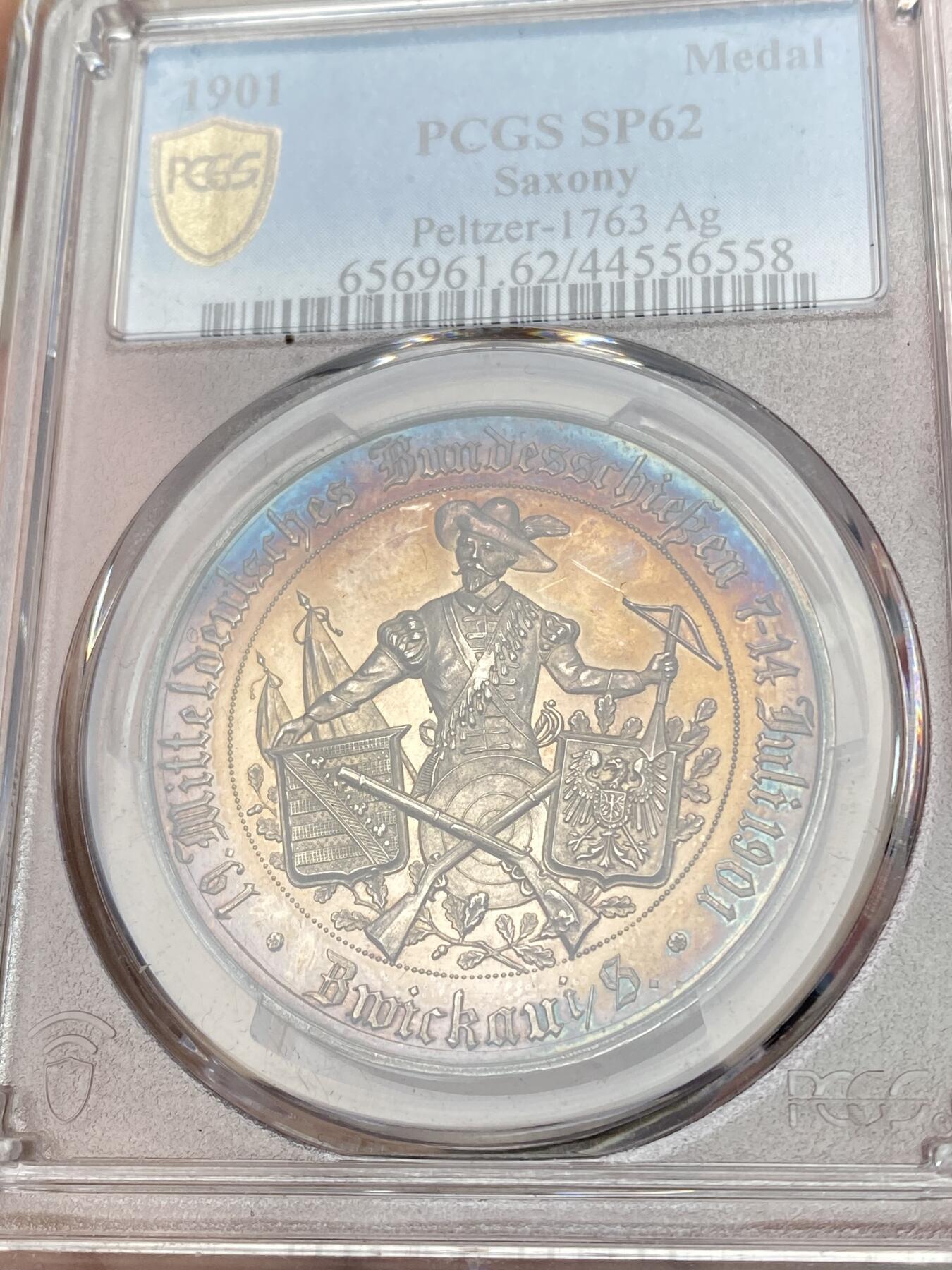 万国钱币拍卖第063期 PCGS SP62 1901年德国萨克森-茨维考第十九届中部联邦射击节银章 独特设计双面盾徽浮雕极其精美 孔雀蓝渐变火烧云包浆摄人魂魄般美丽 