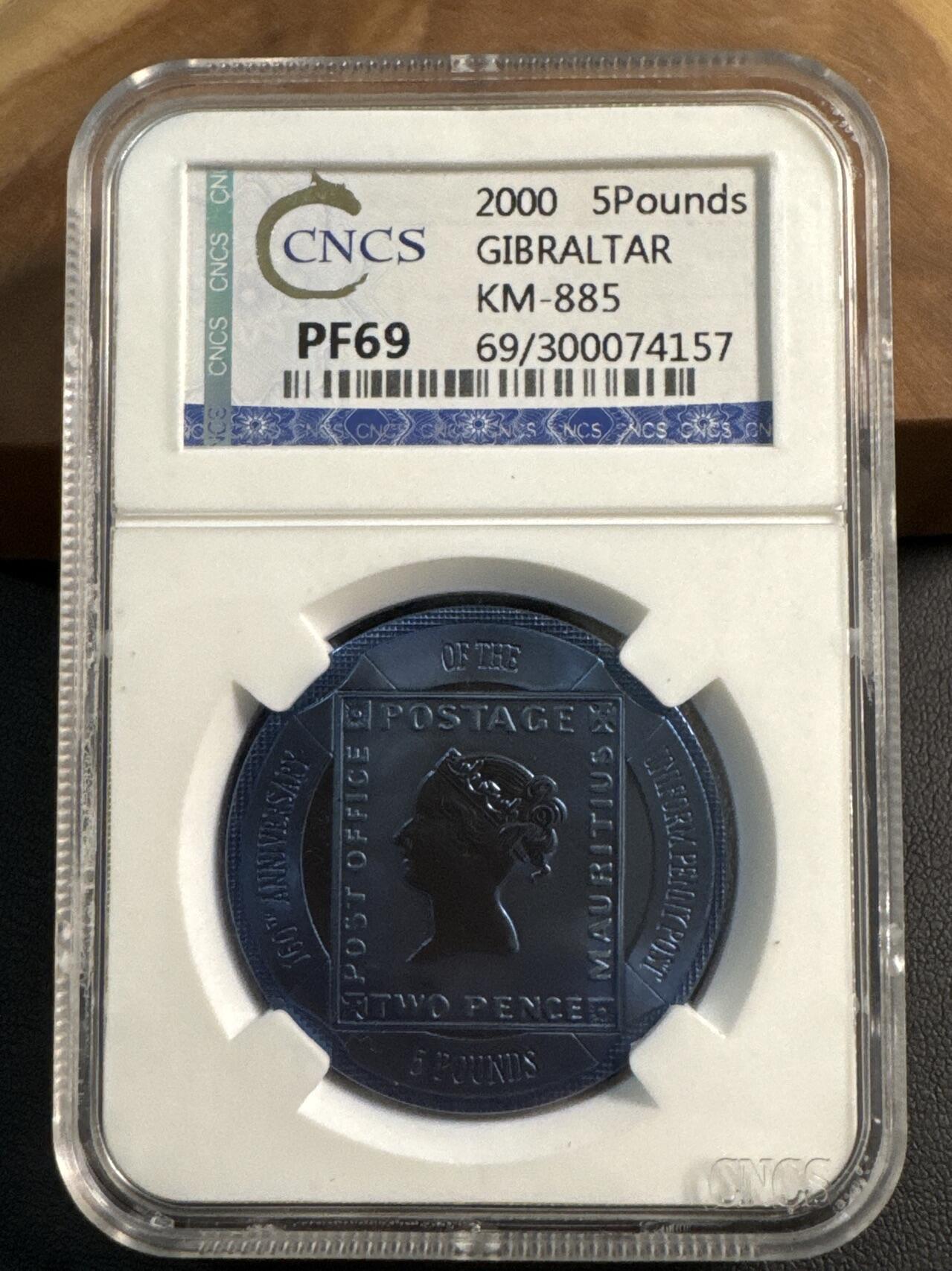 ❤️【币观天下】❤️ 第345期钱币拍卖场- 2026.3.20周五晚上6点半场 长期征集拍品  2000年直布罗陀（英）5镑蓝钛币 统一便士邮政160周年纪念 10克纯钛 发行量：1万5千 CNCS PF69