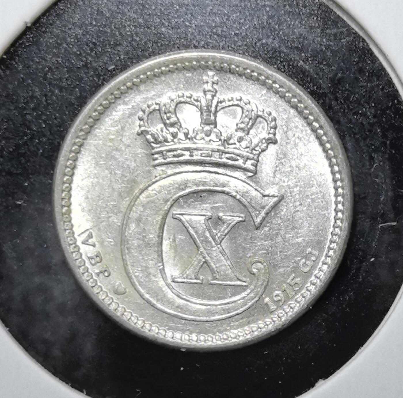 外国优质老铜币银币苏联纪念章，每周六晚九点倒数截拍，满百包邮可寄存，持续收拍 极美品丹麦1915年10欧尔银币。正面为克里斯蒂安十世的花押与王冠，背面是装饰性面值设计，见证丹麦君主制与一战前的北欧货币体系。