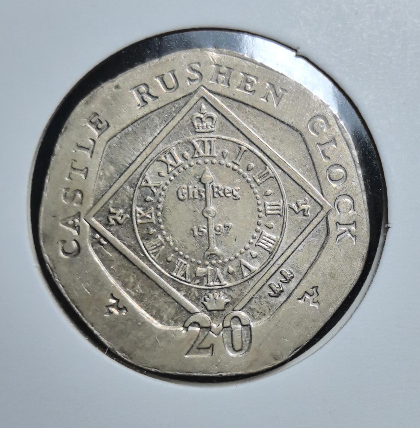 外国优质老铜币银币苏联纪念章，每周六晚九点倒数截拍，满百包邮可寄存，持续收拍 马恩岛2004年拉申城堡钟20便士，正面为伊丽莎白二世头像，背面以拉申城堡钟为主题，复刻 1597 年古老时钟纹样，是马恩岛历史建筑文化与英国属地货币体系的生动见证。