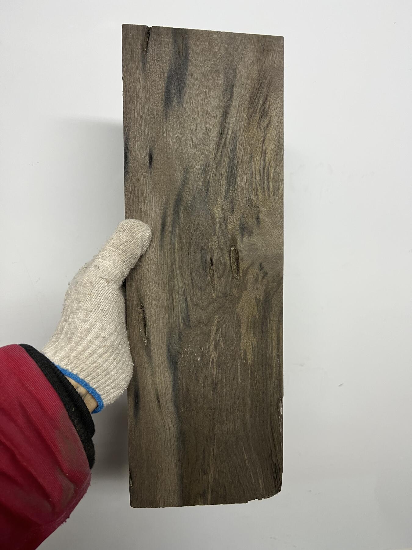 零元拍：NO.6金丝楠阴沉料，切镇尺做牌子，无需打磨就已经金光闪闪。切牌子，做镇尺，干泡台。满金丝药香，尺寸约：38/12.7/3.8CM。