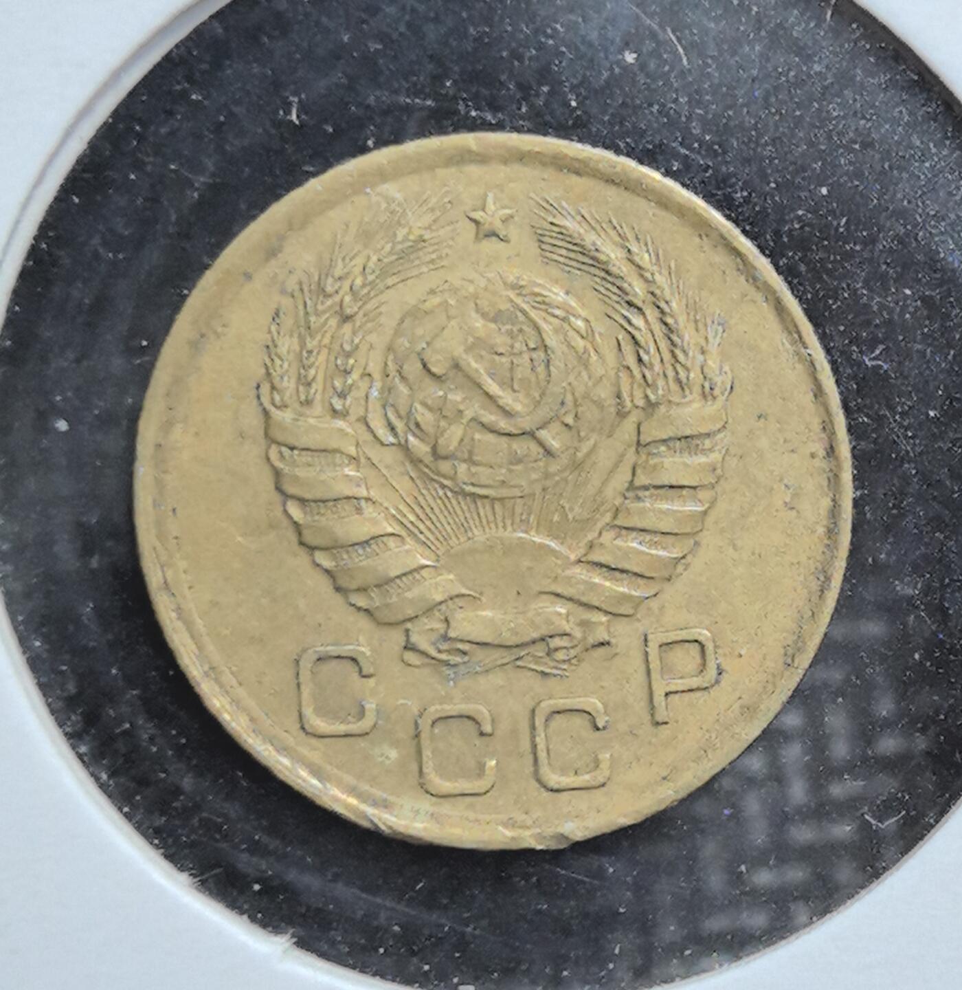 外国优质老铜币银币苏联纪念章，每周六晚九点倒数截拍，满百包邮可寄存，持续收拍 苏联1938年1戈比黄铜币，正面苏联国徽与 “СССР” 字样彰显社会主义政权特征，背面面值与麦穗纹饰呼应农业集体化时代，是见证苏联早期历史、极具红色收藏价值的入门经典品种。