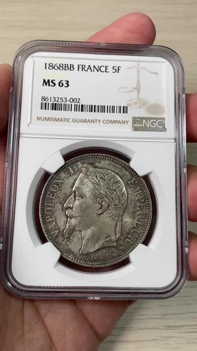 万国钱币拍卖第063期 NGC MS63 1868年法国拿破仑三世5法郎 斯特拉斯堡厂铸造 流通极其充分品种 原味欧陆五彩裹身车轮转光高点极佳 值得入藏的状态