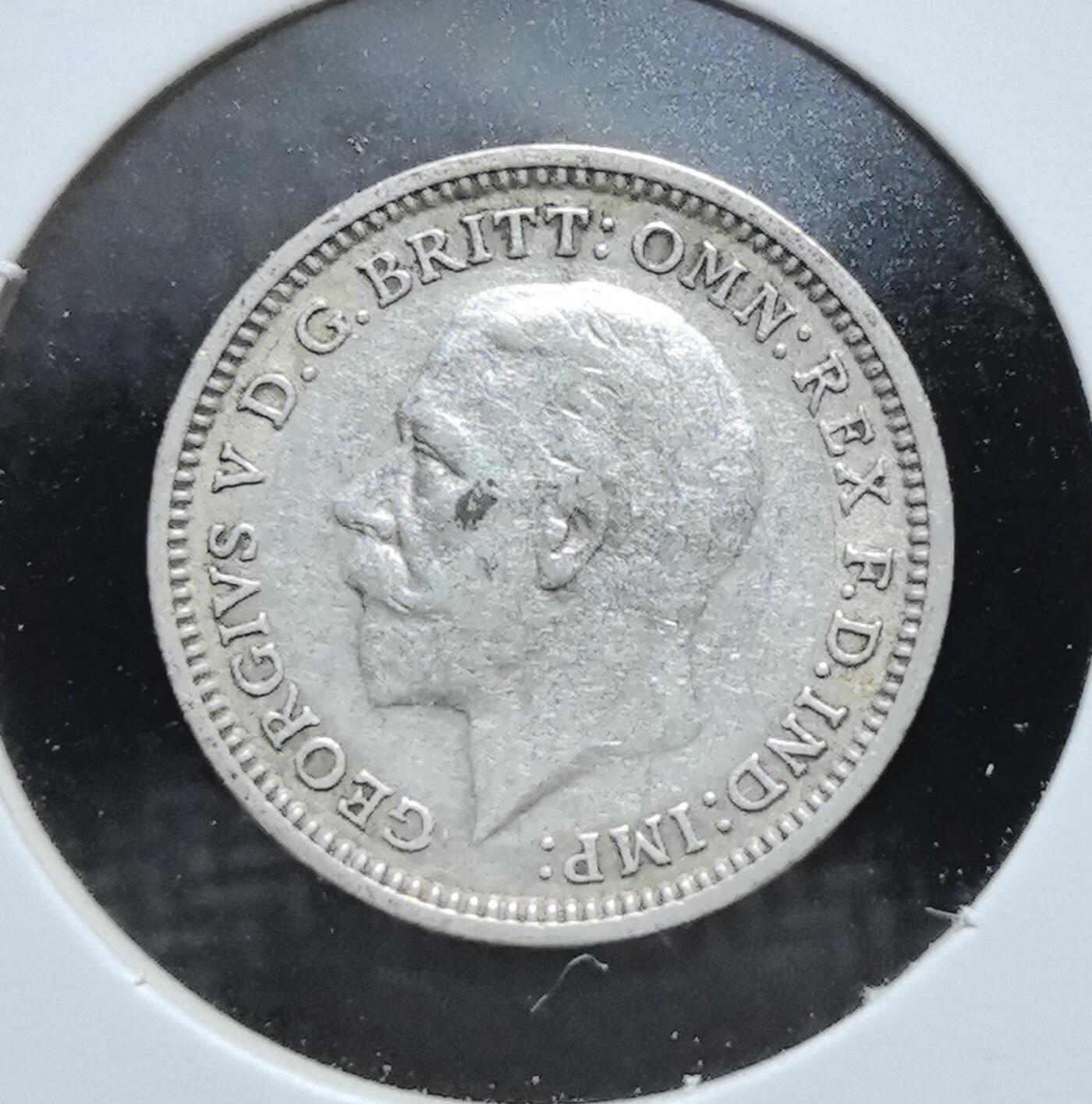 外国优质老铜币银币苏联纪念章，每周六晚九点倒数截拍，满百包邮可寄存，持续收拍 英国乔治五世1935年3 便士银币。正面为国王头像，背面是橡叶与橡果纹饰，见证英国战前货币体系，是英联邦传统小面值辅币的典型代表。