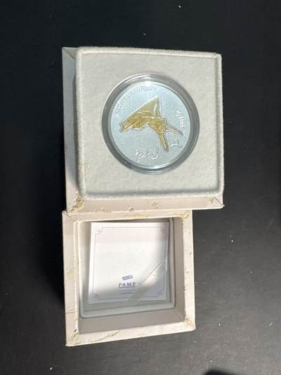 ❤️【币观天下】❤️ 第345期钱币拍卖场- 2026.3.20周五晚上6点半场 长期征集拍品  - 2012年纽埃1+1元镶嵌普制磨砂银币套 宗教雕塑-圣殇（米开朗基罗） 1盎司999银 发行量：1千 盒证全 瑞士PAMP出品