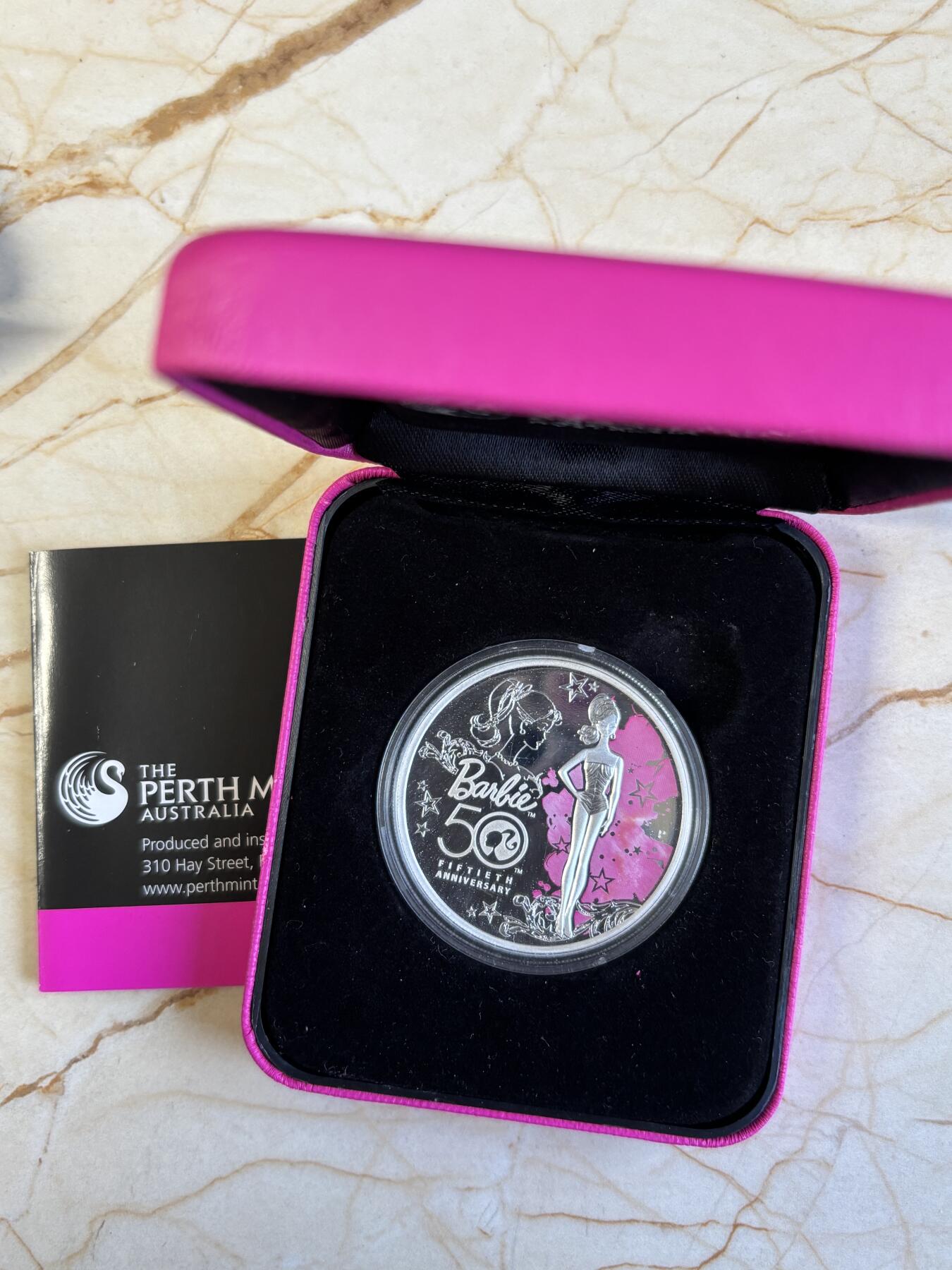 第194期拍卖 图瓦卢2009年芭比娃娃诞生50周年1盎司纪念彩银币,9999银，发行20000枚，有氧化