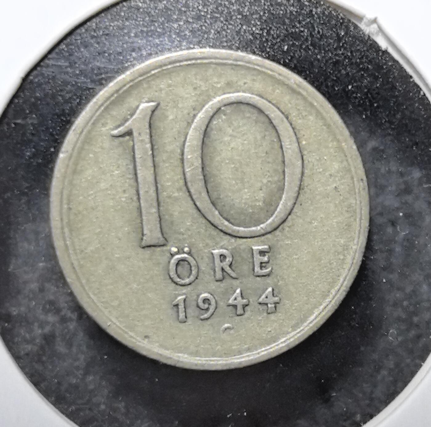 外国优质老铜币银币苏联纪念章，每周六晚九点倒数截拍，满百包邮可寄存，持续收拍 瑞典1944年10欧尔银币。正面为瑞典王冠国徽，背面标注面值与年份，是瑞典战时经济与货币史的实物见证