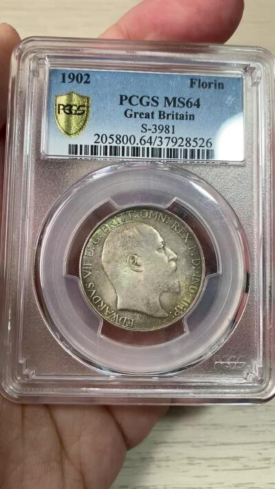 万国钱币拍卖第063期 PCGS MS64 1902年英国爱德华七世海神2先令 十字转光孔雀绿环彩非常漂亮