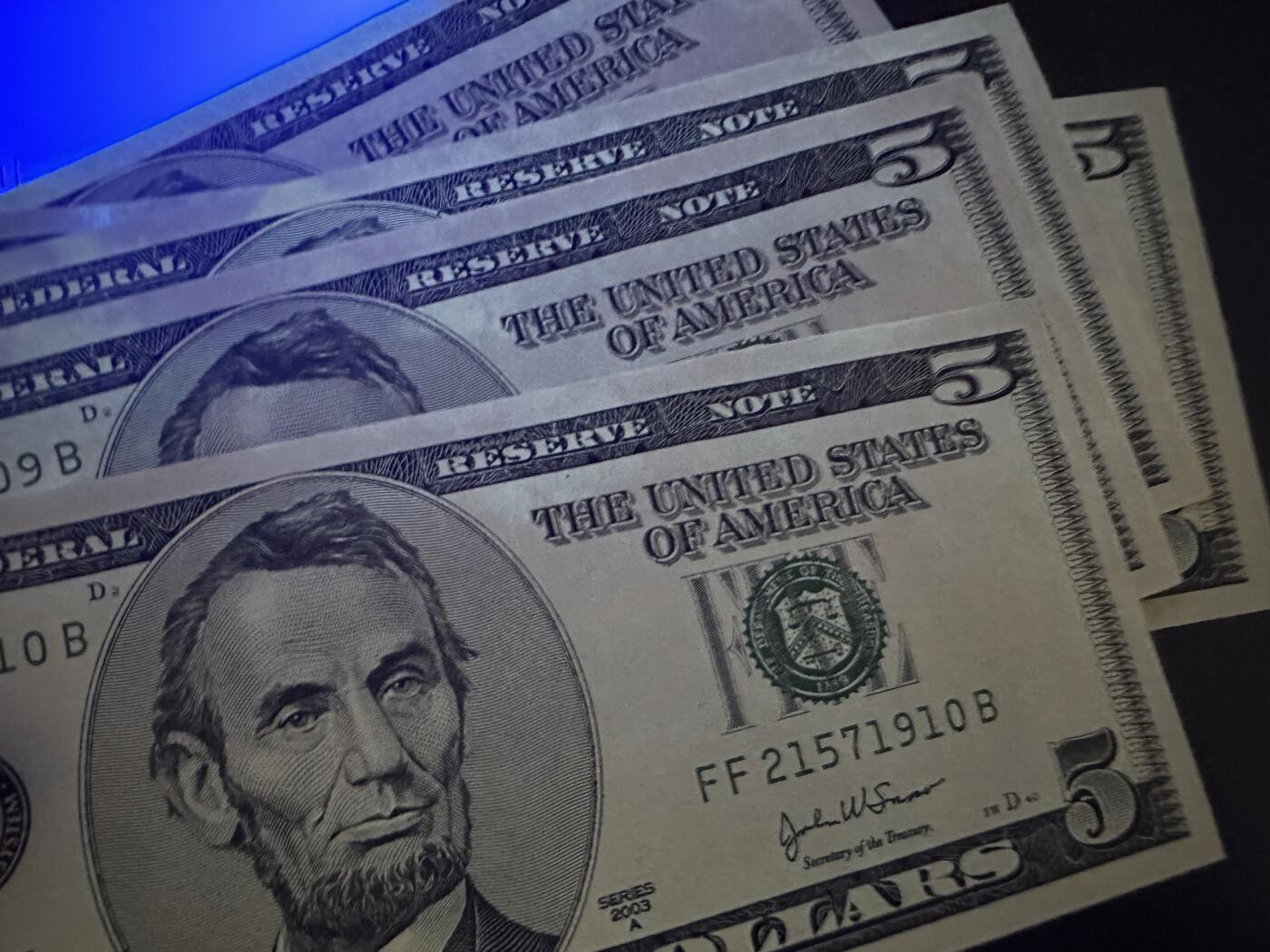 《外钞收藏家》第六百一十九期（精品场）（长期征集拍品、欢迎藏友们联系合作） 2003年美国大头版5美元 8连号 无折有黄潮斑