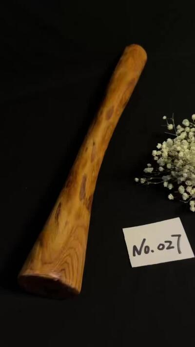 零元拍：NO.27终于在节前收到这批送出去加工的海南黄花梨随型把玩棍横财，这也许就是玩木头的乐趣吧，每一个花纹都独一无二，是自然与匠心的完美邂逅。 它保留了木材最本真的曲线，每一处起伏都像是时光在木头上留下的指纹。尺寸：49.5/6.2/5MM