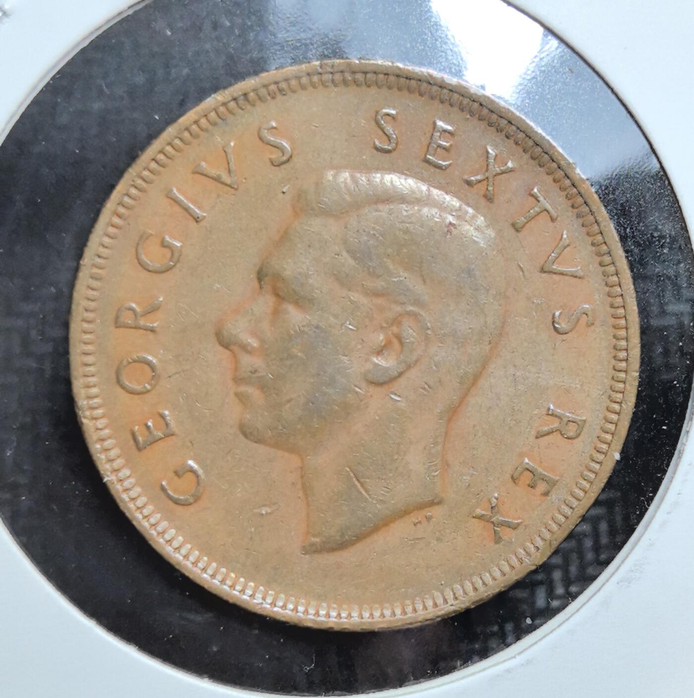 外国优质老铜币银币苏联纪念章，每周六晚九点倒数截拍，满百包邮可寄存，持续收拍 南非1952年乔治六世末年1便士铜币，属乔治六世时期英联邦货币，正面国王肖像与背面荷兰东印度公司帆船纹饰并存，见证南非殖民与种族隔离初期历史，是非洲英联邦钱币收藏的特色入门品。