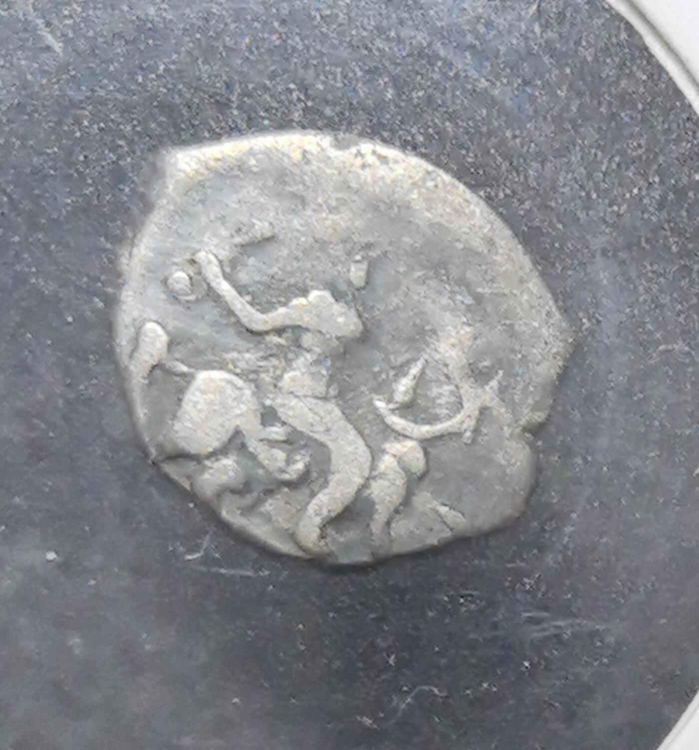 外国优质老铜币银币苏联纪念章，每周六晚九点倒数截拍，满百包邮可寄存，持续收拍  俄罗斯中世纪伊凡雷帝时期戈比银币，背面为圣乔治骑马屠龙纹，正面是斯拉夫文铭文。铸于莫斯科大公国时期，是早期罗斯货币体系的代表，见证俄罗斯从分裂走向集权的历史进程。