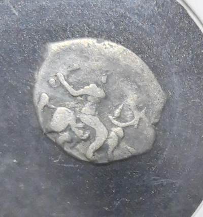 外国优质老铜币银币苏联纪念章，每周六晚九点倒数截拍，满百包邮可寄存，持续收拍 -  俄罗斯中世纪伊凡雷帝时期戈比银币，背面为圣乔治骑马屠龙纹，正面是斯拉夫文铭文。铸于莫斯科大公国时期，是早期罗斯货币体系的代表，见证俄罗斯从分裂走向集权的历史进程。