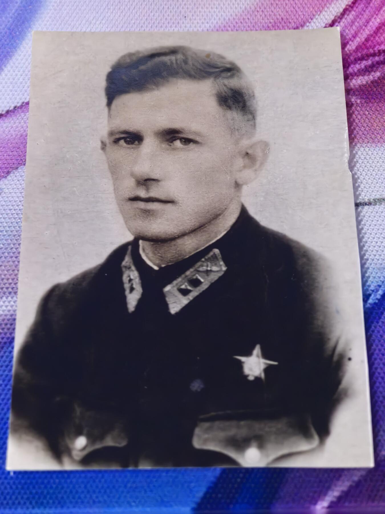 苏联勋章奖章拍卖 本次有亚捏，苏联艺术家，2次英雄的奖状，国际运动员全套等好货 不要错过 3月20日晚上九点结束在麦稀奇 找不到的加我qq或者微信都是184277308备注苏章拍卖。