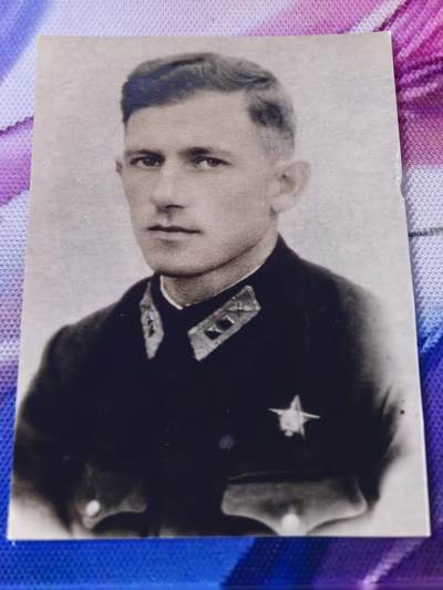 苏联勋章奖章拍卖 本次有亚捏，苏联艺术家，2次英雄的奖状，国际运动员全套等好货 不要错过 3月20日晚上九点结束在麦稀奇 找不到的加我qq或者微信都是184277308备注苏章拍卖。 - 苏联早期空军军官的照片 背面有比较多的注释 5*7