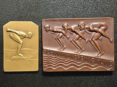 【德藏】世界币章拍卖第168期（拍品征集中~欢迎藏友联系） - 2枚一组 1932年 德国魏玛体育节游泳奖章纪念铜章 及 1931年 奥地利格明德游泳协会矩形纪念铜章 直径约：22.7×33.6mm/左，48.1×35.7mm/右；重约：12g/左，50g/右