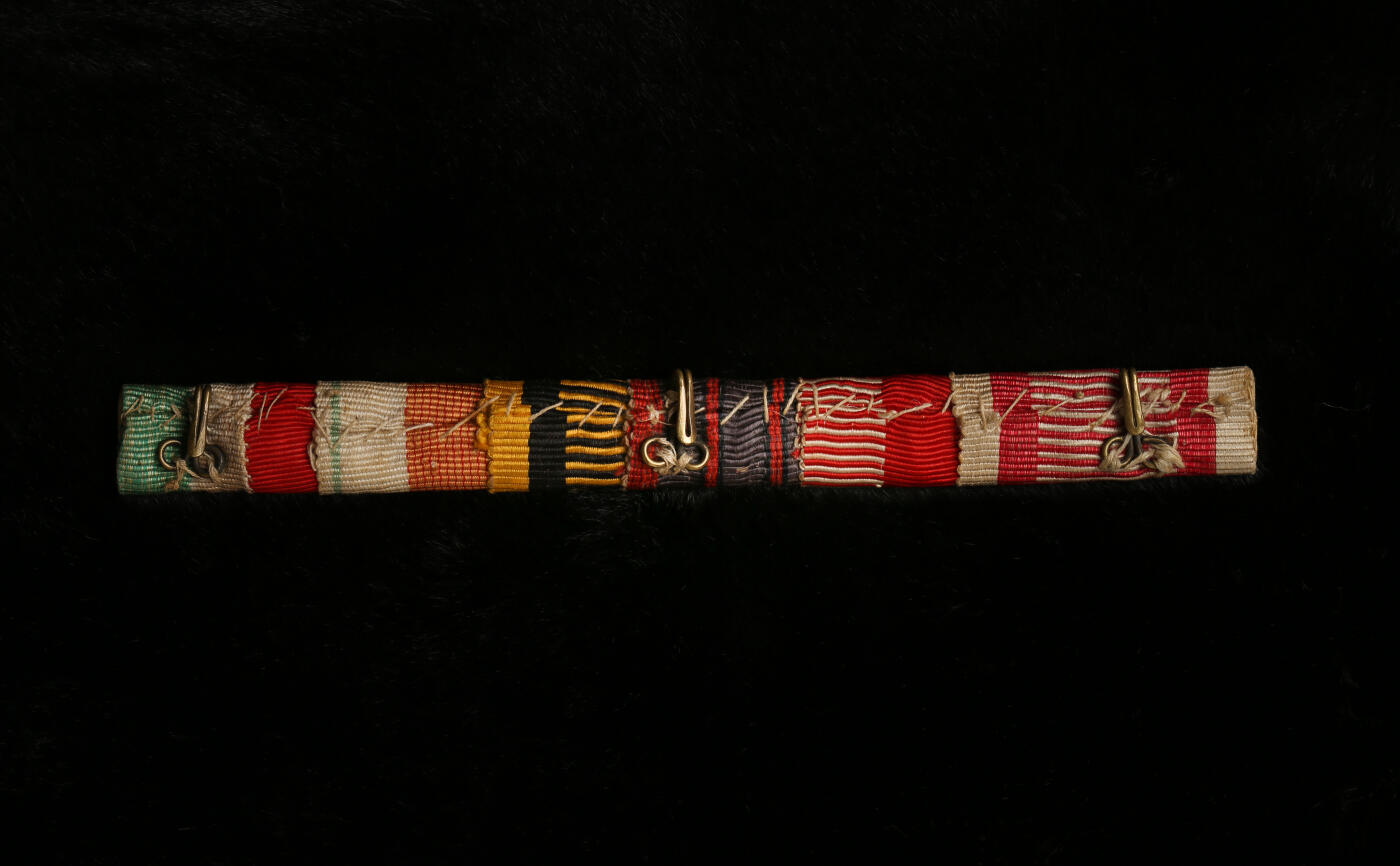 戎马世界章牌大赏第112期 德专场 奥匈6r略 背面是标准的奥匈挂钩