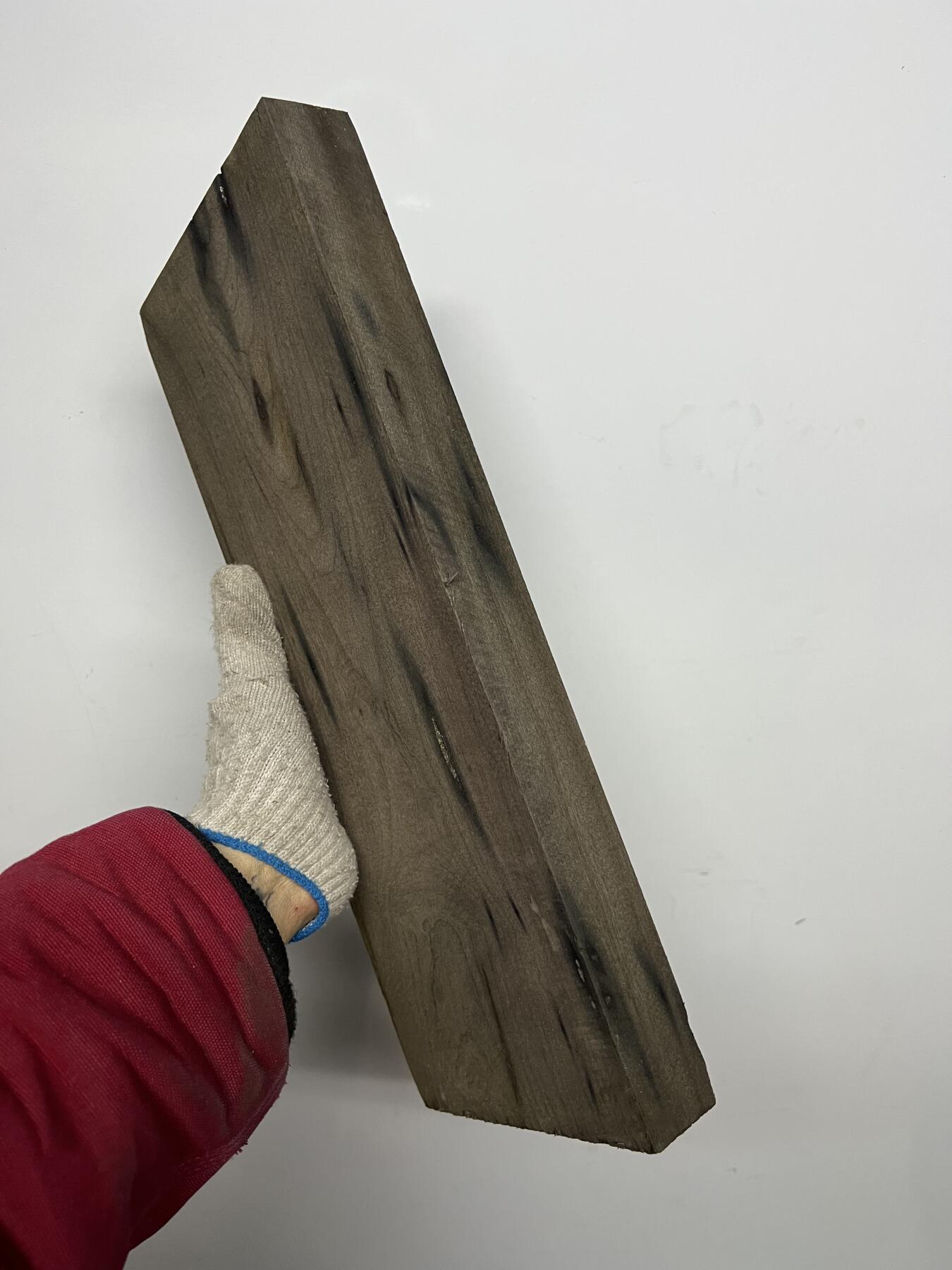 零元拍：NO.6金丝楠阴沉料，切镇尺做牌子，无需打磨就已经金光闪闪。切牌子，做镇尺，干泡台。满金丝药香，尺寸约：38/12.7/3.8CM。