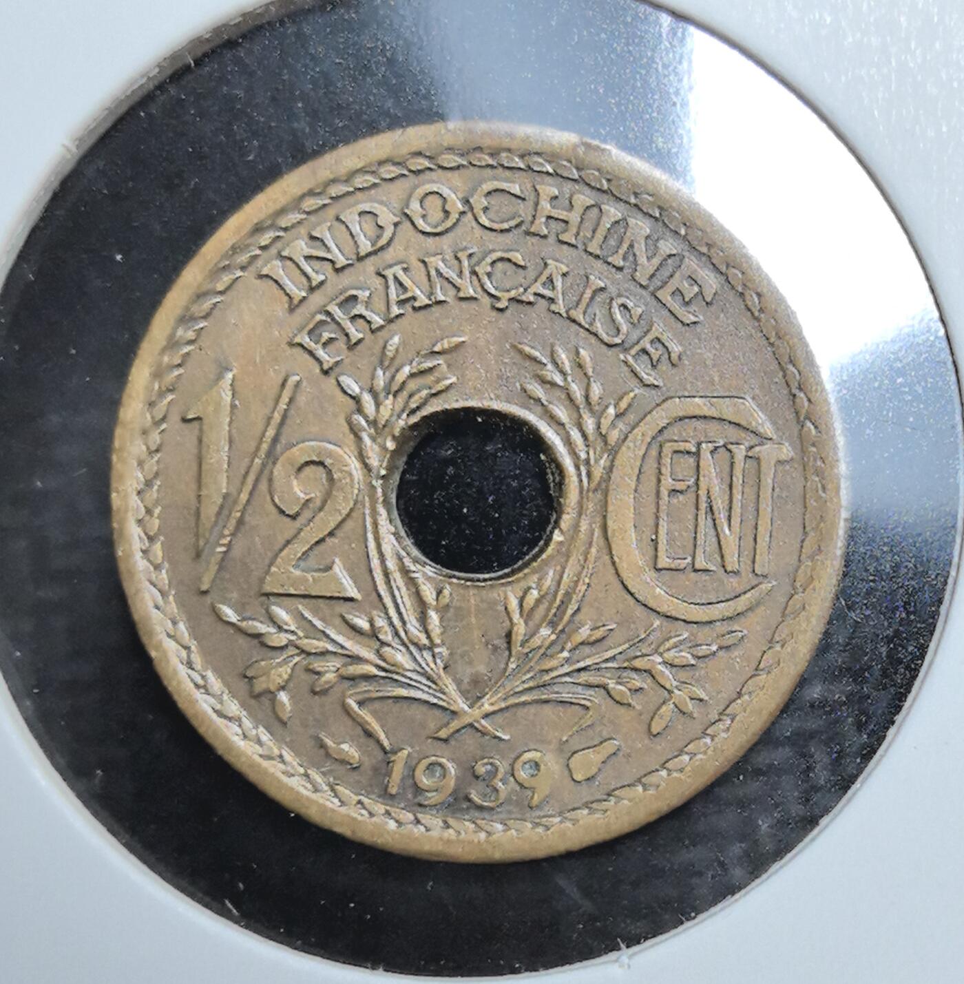 外国优质老铜币银币苏联纪念章，每周六晚九点倒数截拍，满百包邮可寄存，持续收拍 法属印度支那1939年半分铜币，属二战时期殖民货币，中孔设计独特，正面饰法兰西女神与稻穗纹饰，见证法国在东南亚殖民史，是法属远东钱币收藏的入门佳品。