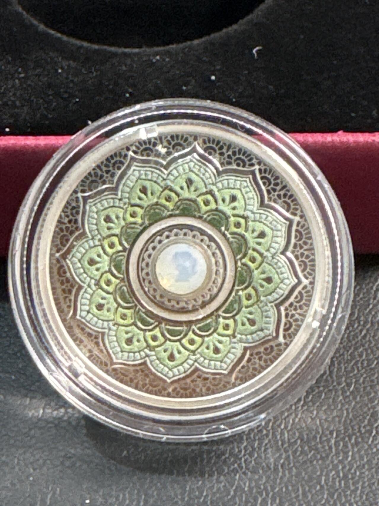 ❤️【币观天下】❤️ 第345期钱币拍卖场- 2026.3.20周五晚上6点半场 长期征集拍品  2018年加拿大5元镶水晶精制银币 生日石-十月（蛋白石） 7.96克9999银 发行量：4千 盒证全