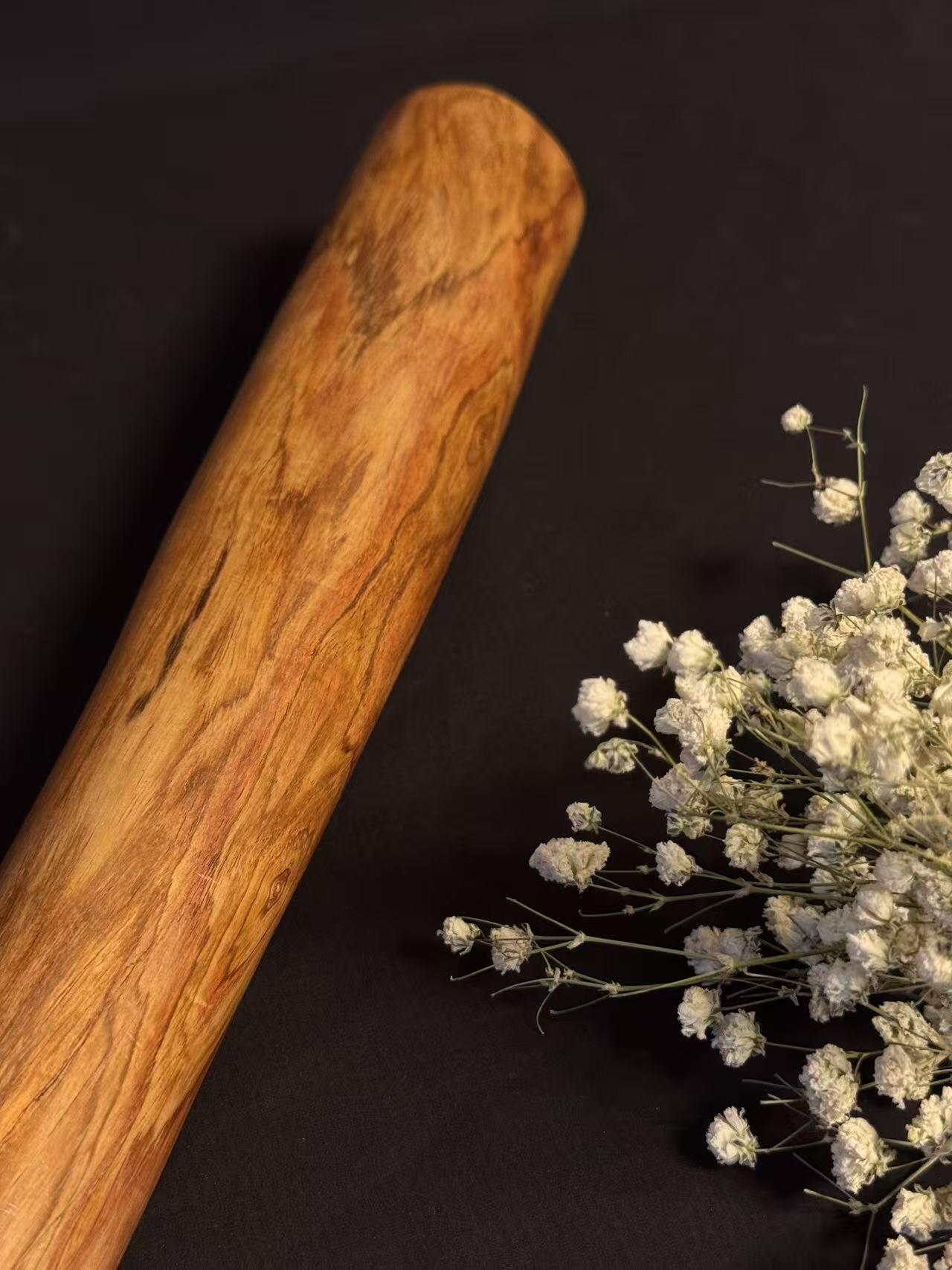 零元拍：NO.27终于在节前收到这批送出去加工的海南黄花梨随型把玩棍横财，这也许就是玩木头的乐趣吧，每一个花纹都独一无二，是自然与匠心的完美邂逅。 它保留了木材最本真的曲线，每一处起伏都像是时光在木头上留下的指纹。尺寸：49.5/6.2/5MM