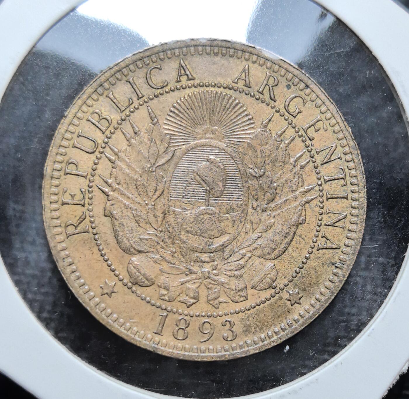 外国优质老铜币银币苏联纪念章，每周六晚九点倒数截拍，满百包邮可寄存，持续收拍 极美品阿根廷1893年2 分铜币，正面国徽以太阳、自由之帽与橄榄枝象征南美独立精神，背面 “自由女神” 头像与 “LIBERTAD” 口号彰显共和理念，是见证阿根廷近代崛起、极具南美风情的入门收藏经典。