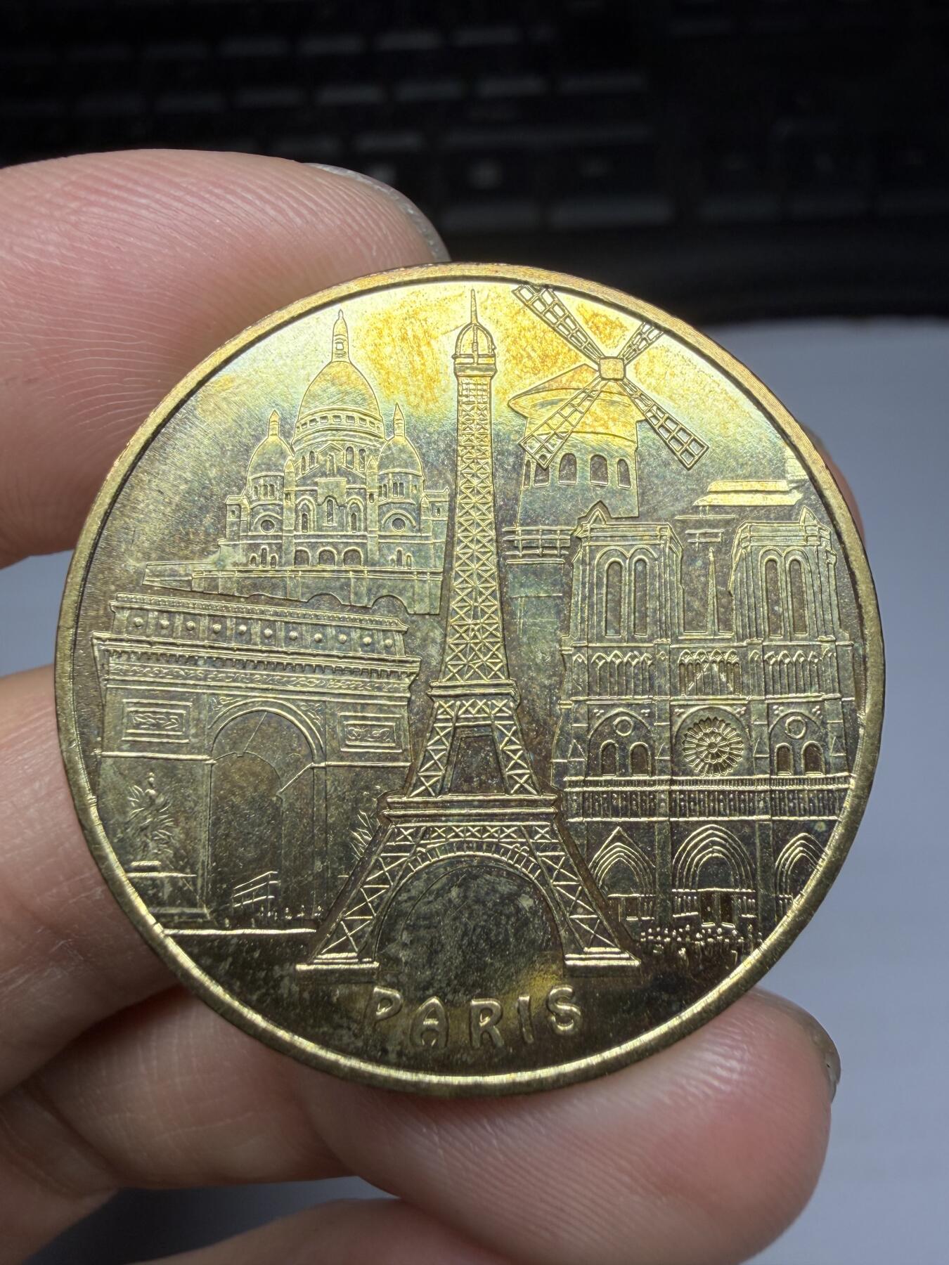 2026年集古藏今外币拍卖第三期-第5场—（总第315拍），可以寄存60天，满160元包邮。 巴黎造币厂2012年旅游纪念章-背面涵盖法国几乎所有知名景点（如埃菲尔铁塔、卢浮宫等），直径34毫米