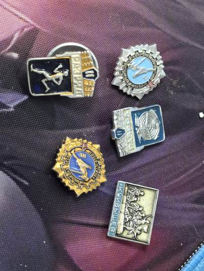 苏联勋章奖章拍卖 本次有亚捏，苏联艺术家，2次英雄的奖状，国际运动员全套等好货 不要错过 3月20日晚上九点结束在麦稀奇 找不到的加我qq或者微信都是184277308备注苏章拍卖。 - 5个苏联小徽章 运动类