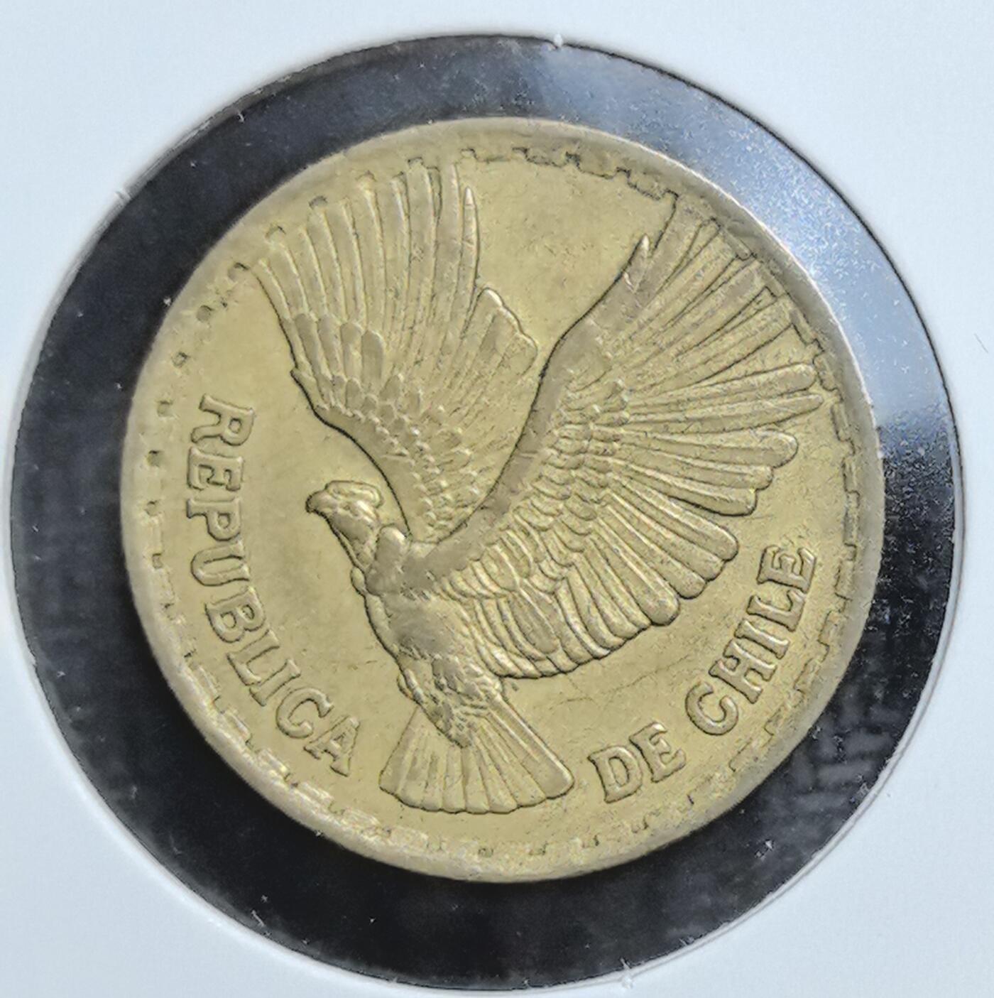 外国优质老铜币银币苏联纪念章，每周六晚九点倒数截拍，满百包邮可寄存，持续收拍 智利共和国1966年国鸟5分，正面为智利国鸟神鹰，背面标面值与年份，属智利比索辅币体系，见证智利战后经济发展，后随货币改革逐步退出流通。