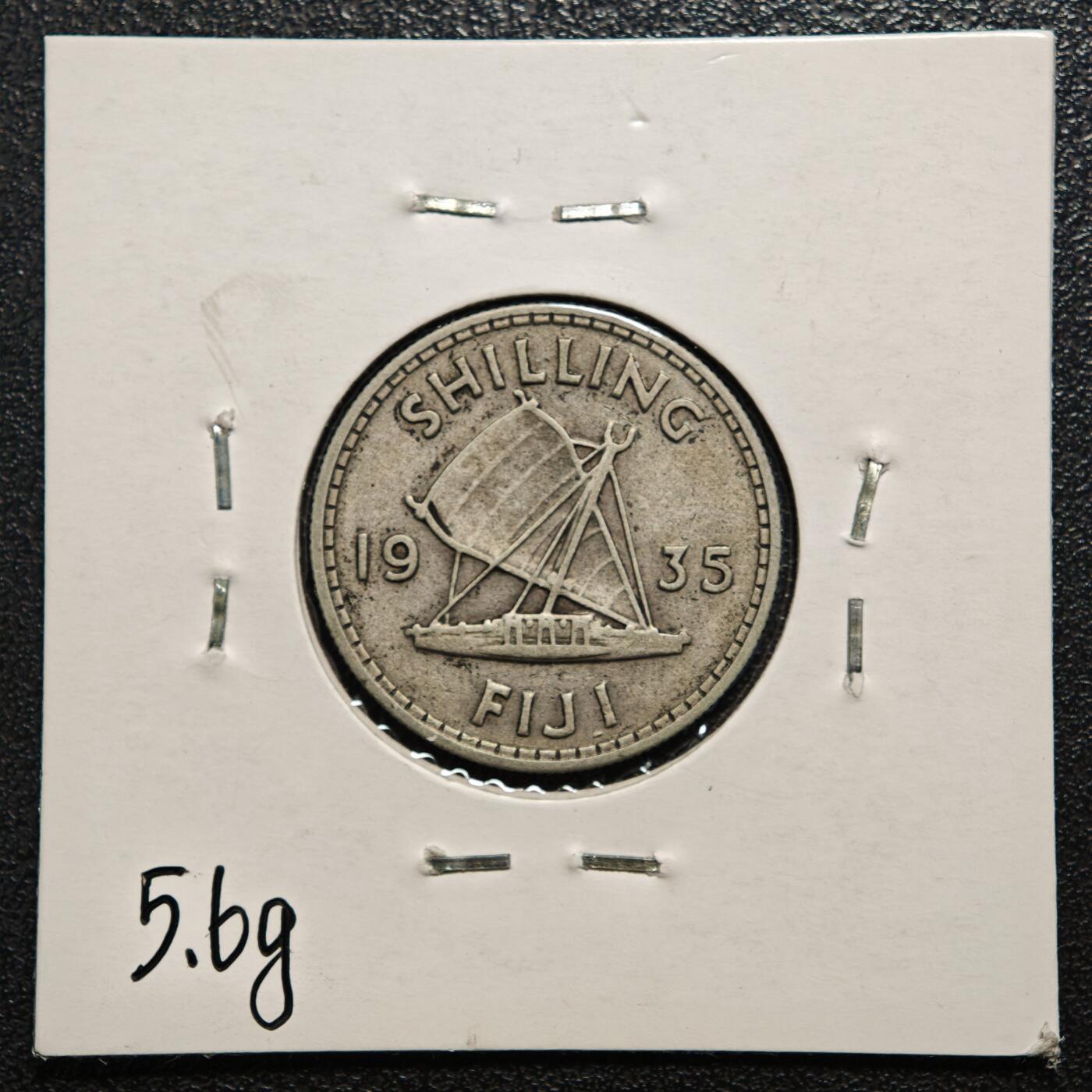 【德藏】世界币章拍卖第168期（拍品征集中~欢迎藏友联系） 老藏家集藏系列之- 1935年 英属斐济1先令银币 直径约：23.5mm；重约：5.6g 入册20余年·附有当年购入价